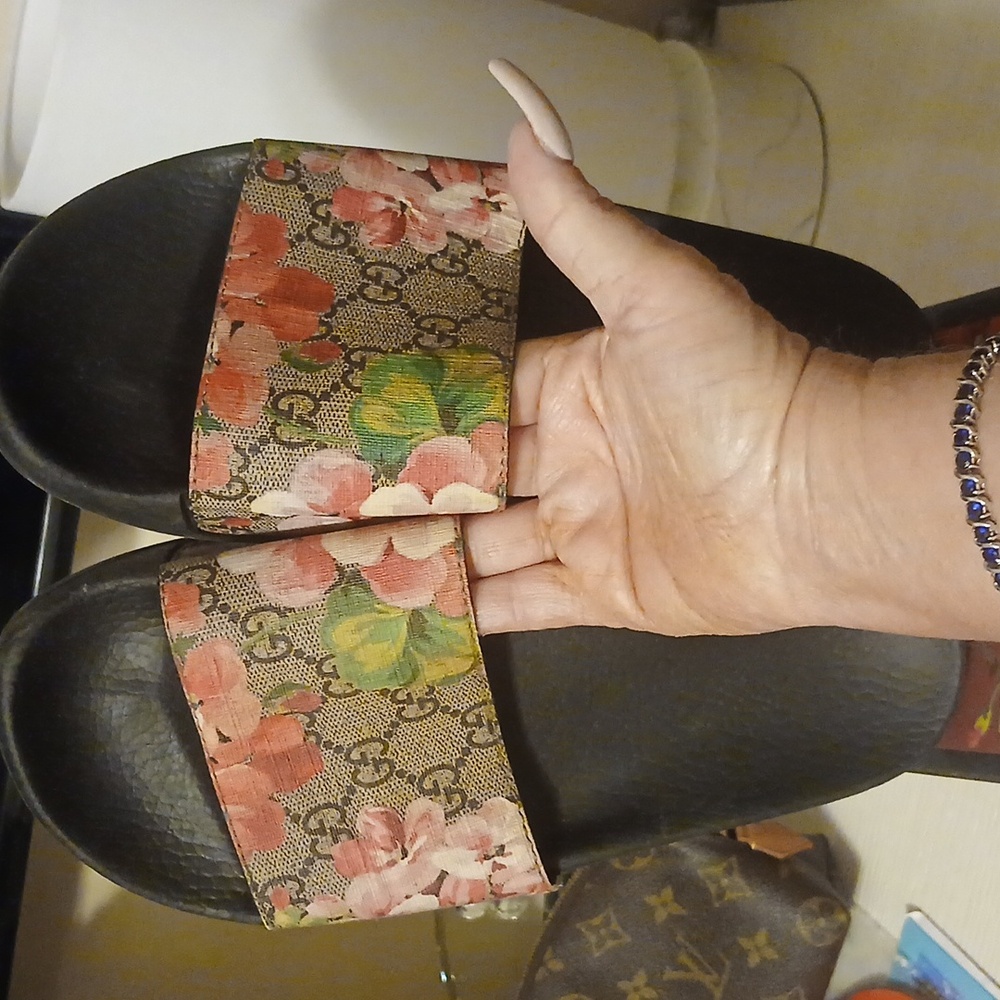 Gucci Women's Floral Slide Sandals - Black and Pink - Picture 10 of 11